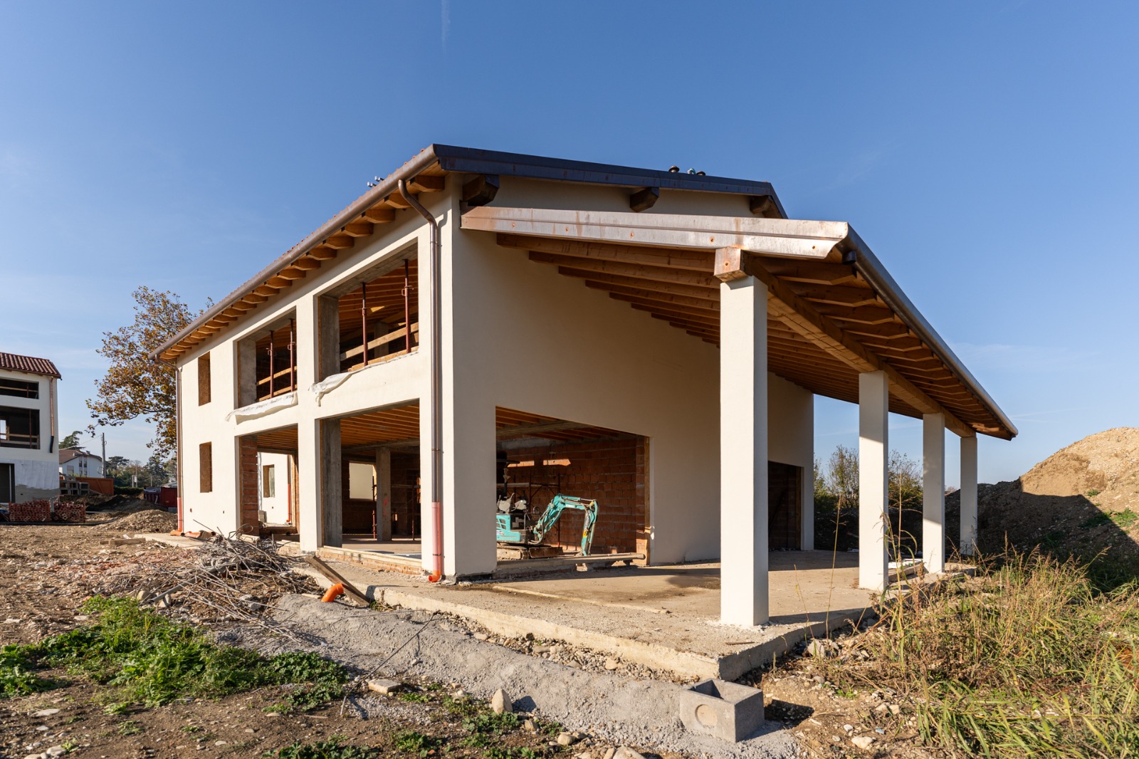 Antica Corte Bertolucci — cantiere di recupero con struttura in legno a vista
